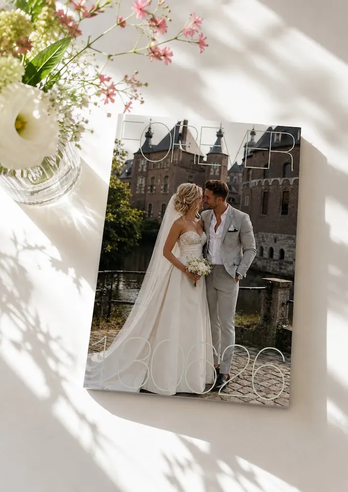 Presentatie van de cover van het trouwmagazine van bruidspaar S&P in Montfoort